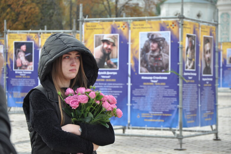 Уличная выставка Полк Азов - Ангелы Мариуполя стартовала на Софийской площади в Киеве 34