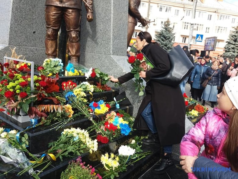 У Житомирі відкрили памятник Захисникам України у війні з російським агресором 05