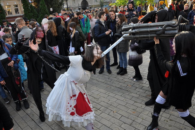 Парад зомби прошел в центре Киева 09