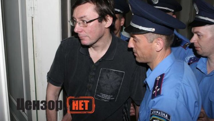 Луценко в сопровождении "мигалок" и "Беркута" доставили в Печерский суд