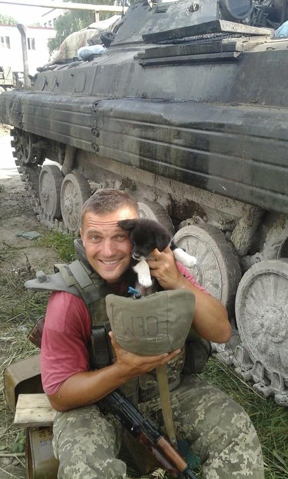 Актор фільму Кіборги Роман Семисал: Коли почалися зйомки, я вже півтора року як повернувся з фронту. Однак виник азарт знову взяти автомат у руки 08