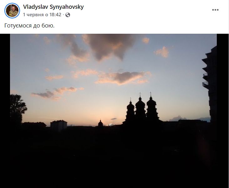 Координатор іноземного легіону ТРО Владислав Синяговський, позивний Док: У Львові біля військкомату зустрів молодого хлопчину з баулом. Каже: Я – Адам, єврей зі Штатів, мої прадід і прабабця загинули в Освенцімі. І коли я побачив фото і відео з Маріуполя, зрозумів, що цих фашистів маю вбивати 06