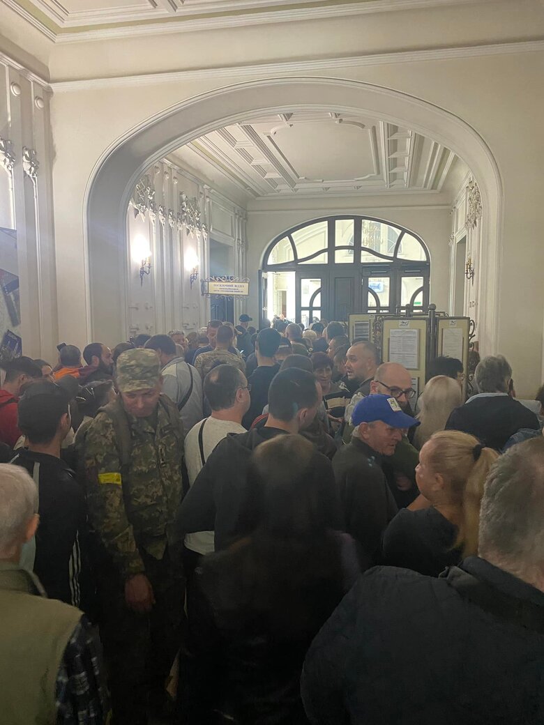 Натовп охочих купити нову марку з кораблем увірвався до Укрпошти в Дніпрі 02