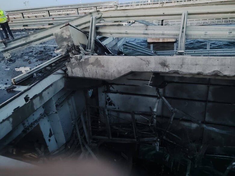 Пошкодження на Кримському мосту після вибухів 09