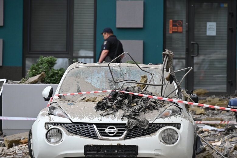 Последствия падения обломков вражеской ракеты на многоэтажку в Соломенском районе Киева 42