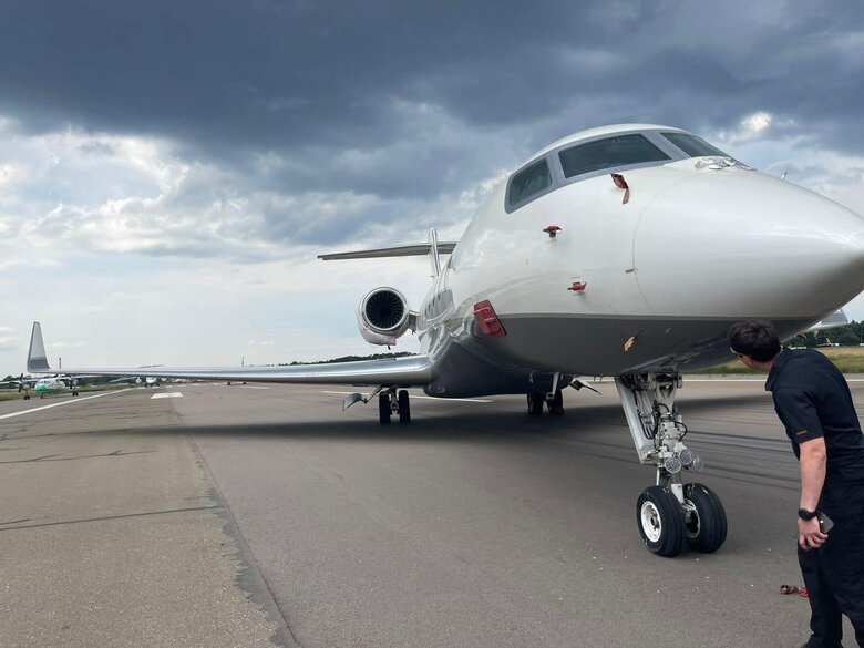 Правоохранители передали ВСУ вертолет и самолет, которыми пользовалась семья Медведчука 04