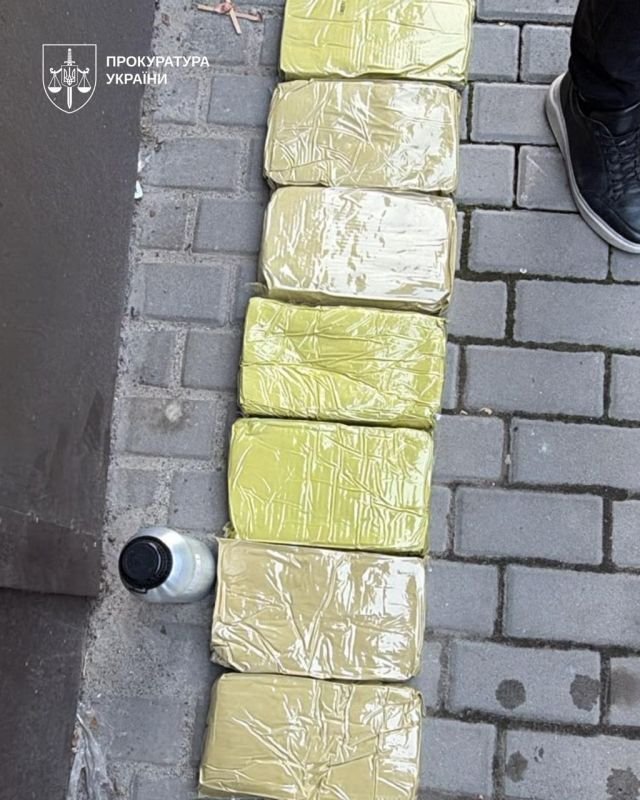 В Киеве и Запорожье через сеть кофеен сбывали кратом, сладости с каннабисом и психотропные вещества