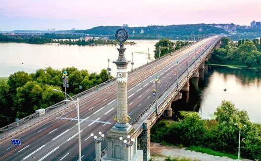 На мосту Патона у Києві перекриють одну смугу руху до 14 травня