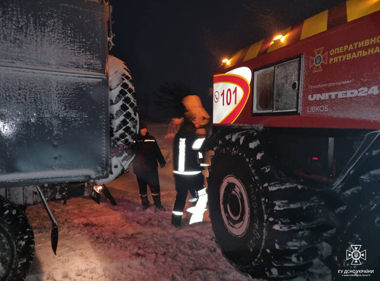 Последствия непогоды в Украине: в Одессе упала 100-метровая труба на одной из котельных, в Полтавской области обесточены 437 населенных пунктов 05