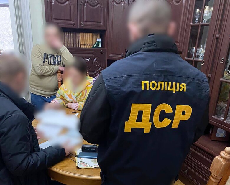 ​​У Чернівецькій області викрито посадовицю, яка сприяла незаконному переправленню військовозобов’язаних за кордон через систему Шлях 01