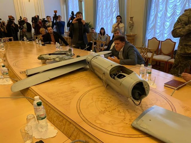 Військові показали дві частини російських безпілотників, збитих українською армією 02