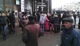 Януковича охраняют три кордона милиции: под Украинский дом сгоняют массовку. ФОТО