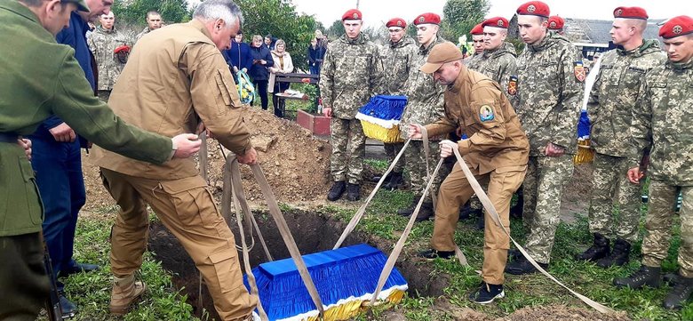 Останки трьох воїнів УПА перепоховали з військовими почестями на Тернопільщині 06