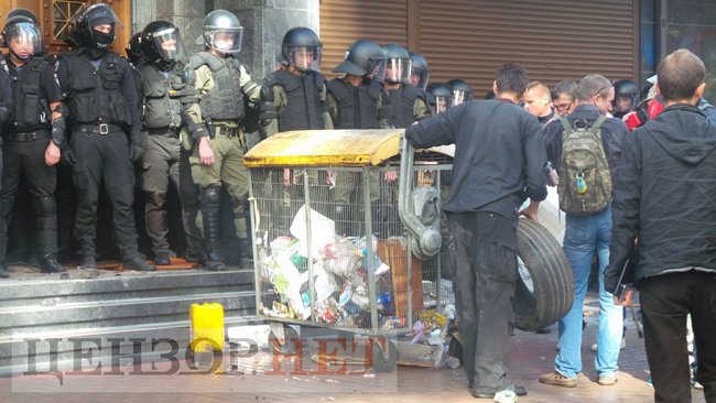Під час мітингу під ГПУ проти екстрадиції в РФ Тумгоєва сталися сутички: мітингувальники бють вікна, їх у відповідь поливають водою зі шлангів 66