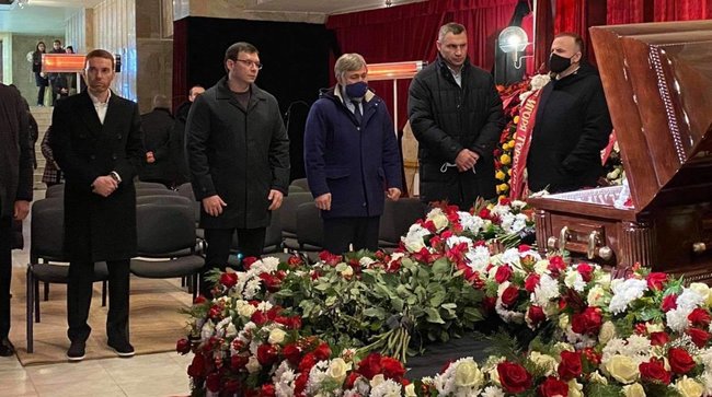 У Харкові розпочалася церемонія прощання з Кернесом 03