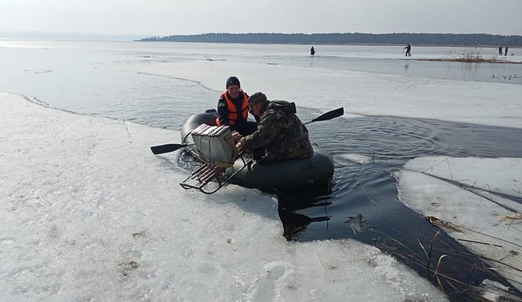 Шістьох рибалок віднесло на крижині в Київській області, - ДСНС. ВІДЕО+ФОТОрепортаж