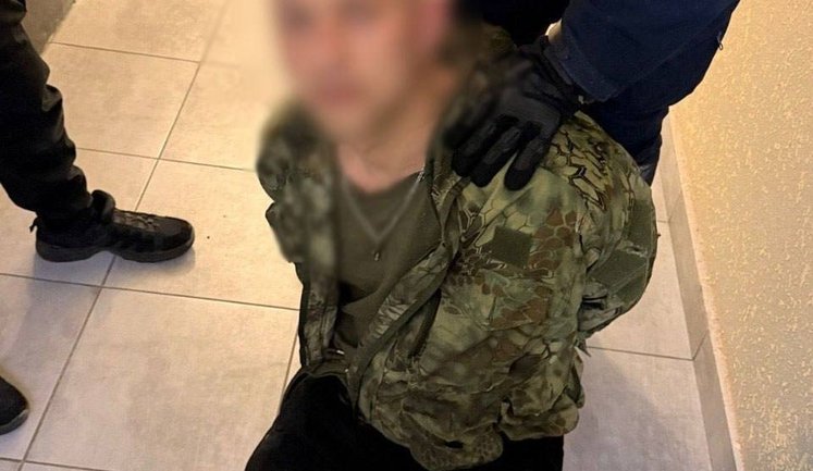 Ходил с автоматом по жилому комплексу: полиция задержала 37-летнего мужчину в Киеве. ФОТОРЕПОРТАЖ