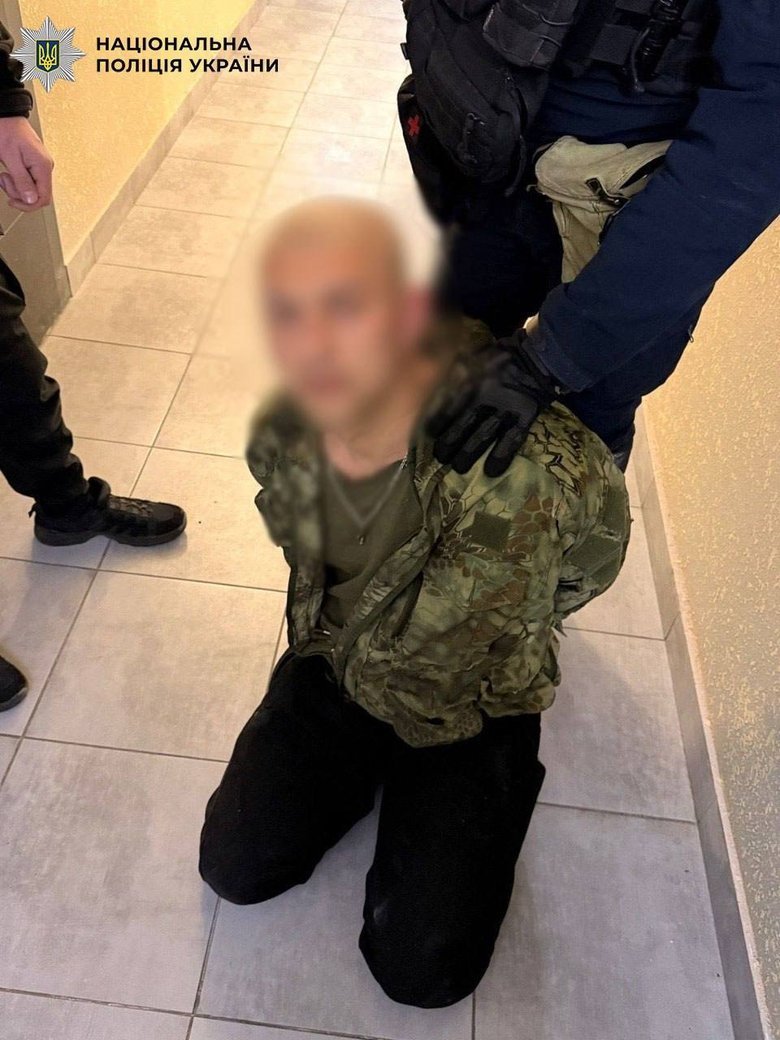 Чоловік із автоматом ходив по столичному ЖК: його затримано