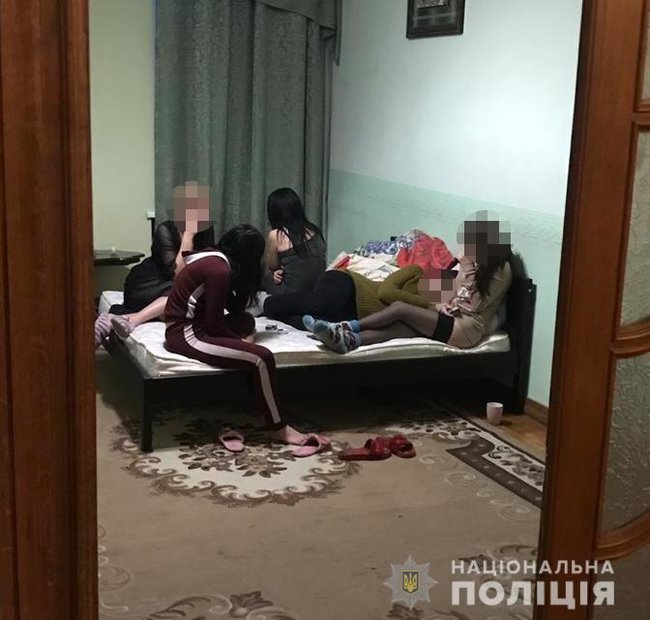 Троє одеситів організували бордель, щоб грабувати його відвідувачів, - Нацполіція 02