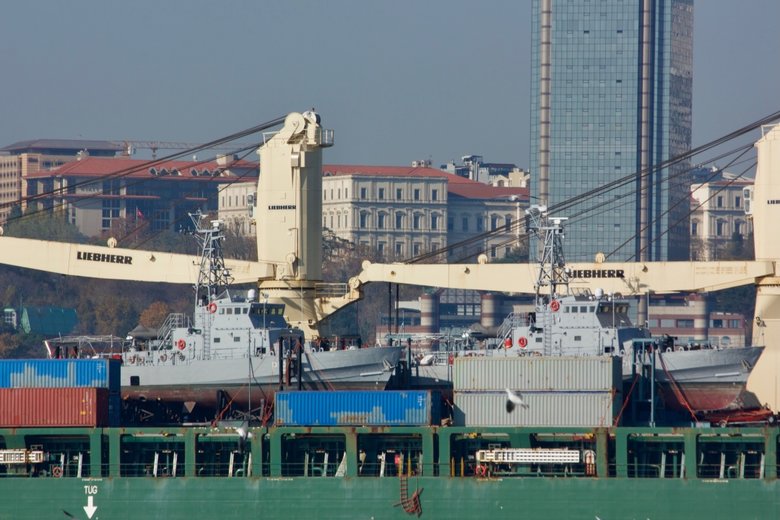 Судно з катерами Island для України увійшло до Чорного моря 01