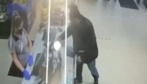 Водитель плюнул в лицо девушке-кассиру заправки после просьбы надеть маску. ВИДЕО камер наблюдения