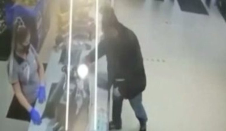 Водитель плюнул в лицо девушке-кассиру заправки после просьбы надеть маску. ВИДЕО камер наблюдения