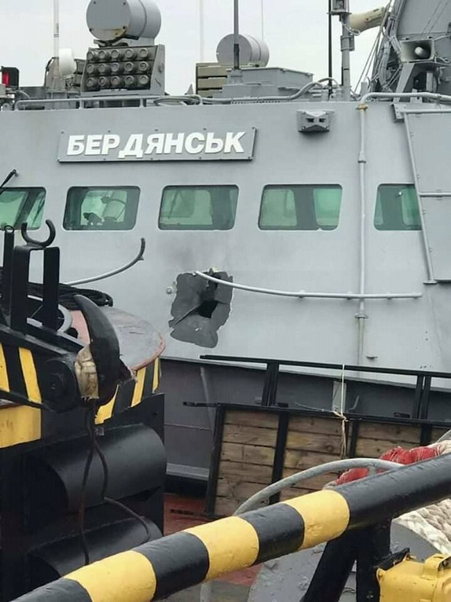 Наслідок влучання російського 30-мм снаряда по корпусу МБАК Бердянськ 01