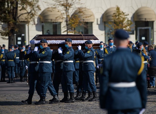 Ukraine leaders pay tribute to An-26 crash victims in Kharkiv 06