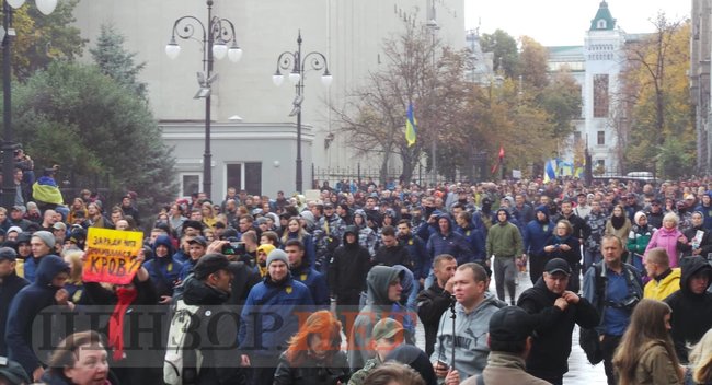 Учасники віче проти капітуляції прийшли під Офіс Президента 09