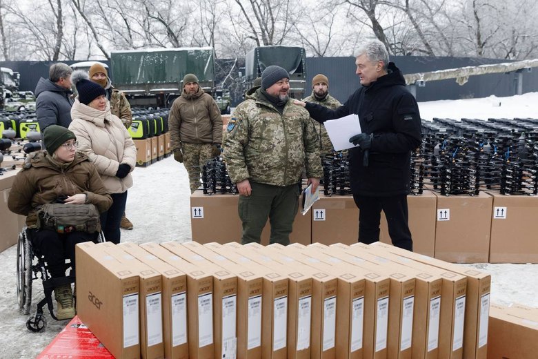 Порошенко передав техніку на фронт