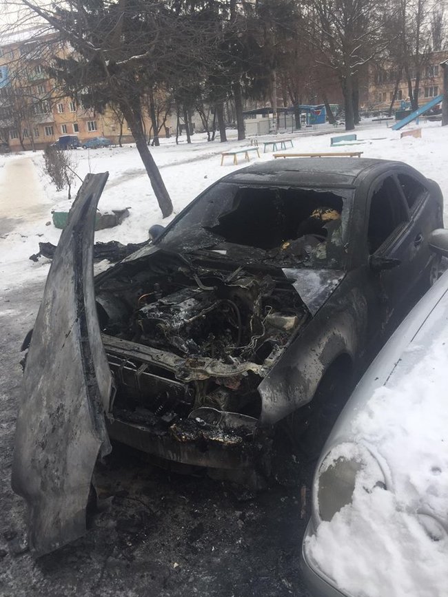 Члену міськвиконкому Рівного Скибі вночі спалили автомобіль 01
