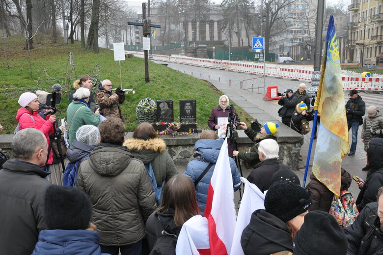 Пам’ять перших загиблих Героїв Небесної Сотні вшанували у Києві 40 Пам’ять перших загиблих Героїв Небесної Сотні вшанували у Києві 40