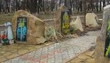 "ЛНР" - злидні й розруха", - невідомі розмалювали в жовто-сині кольори меморіал російським найманцям в окупованому Перевальську. ВІДЕО+ФОТОрепортаж