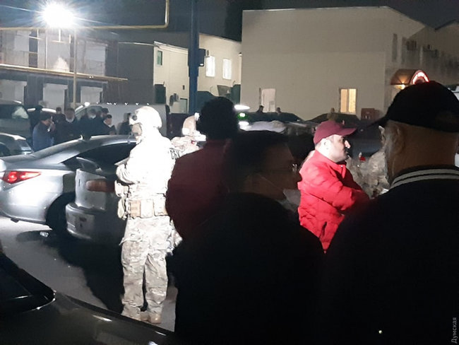 Попытка самосожжения и блокада спецназа: на 7-м километре под Одессой произошли столкновения между турками и сотрудниками СБУ 07