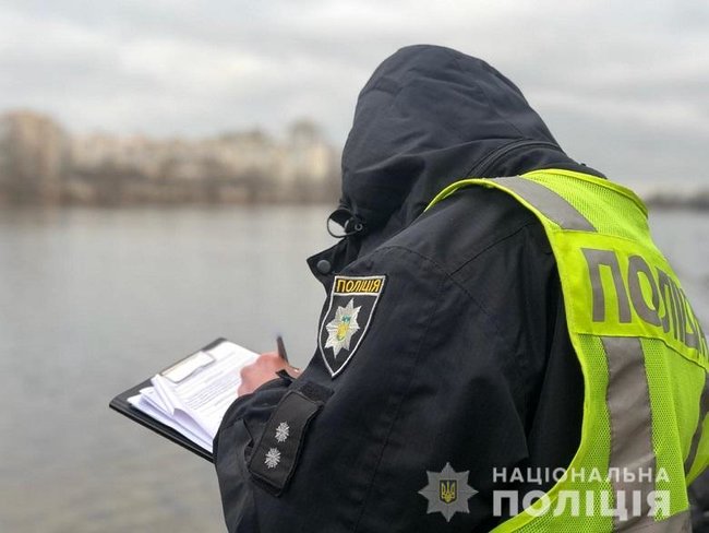 Голову чоловіка в пакеті виловили з Дніпра на Оболоні 04