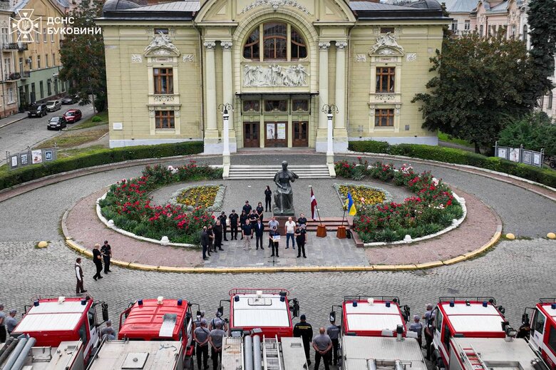 ДСНС отримала від Латвії пожежні автомобілі