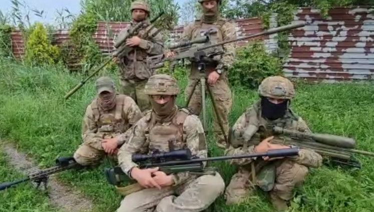 Воїни з передової на Донбасі привітали українців із Днем Конституції: "Щоб жити щасливо, потрібно просто дотримуватися законів". ВIДЕО