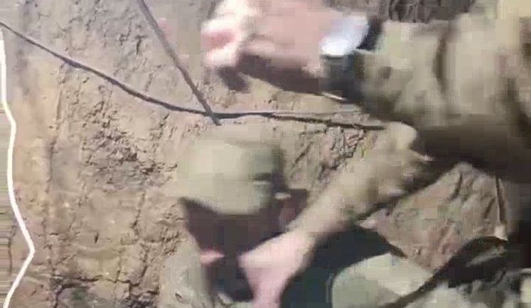 Окупант у бліндажі лупцює свого поплічника. ВIДЕО
