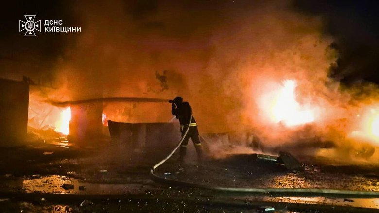 Нічні обстріли на Київщині: постраждалі, завали та допомога рятувальників