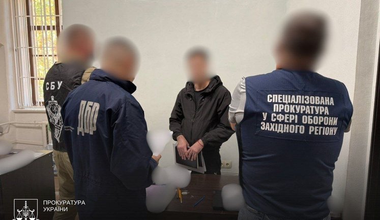 Будет судим пограничник, который организовал уклонистам выезд за $30 тысяч и распространял порно. ФОТО