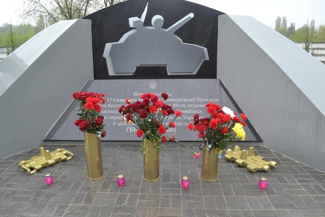 В Кривом Роге открыли мемориал памяти бойцов 17-й танковой бригады и батальона Кривбасс 04