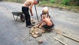 "Покращення" на Донбассе: как дети ремонтируют дырявые дороги. ФОТОрепортаж