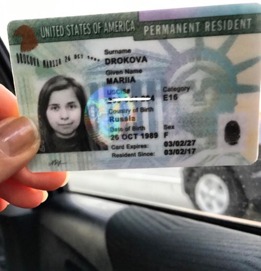 Поцеловавшая Путина российская активистка Дрокова получила грин-карту США 01