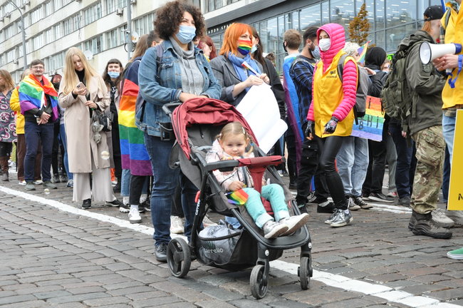 Руху ЛГБТ-маршу намагалася перешкодити жінка, яка лягла на асфальт і кричала про перетворення хлопчиків на геїв 62