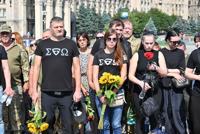 Із загиблим воїном, майданівцем Павлом Каленіченком попрощалися на Майдані Незалежності 38