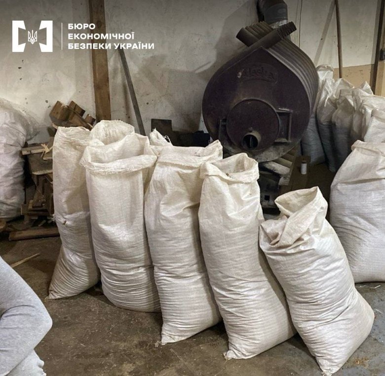 БЕБ знайшло підпільну фабрику з виробництва сигарет на Черкащині