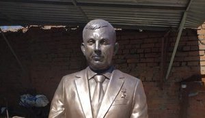 "На Кобзона схожий": у мережі висміяли пам'ятник ватажкові "ДНР" Захарченку. ФОТО