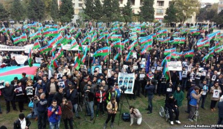 В Баку тысячи людей требовали от власти освобождения политзаключенных. ВИДЕО