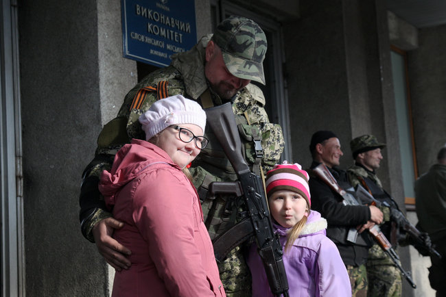 Військовий фотограф Анатолій Степанов: Авдіївка. Лежить пенсіонер, мертвий, придавлений плитою. Дядько Коля всю війну пережив, а тут братики постаралися 17