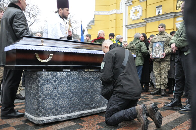Із українським захисником та одним із розробників гри S.T.A.L.K.E.R Володимиром Єжовим, який загинув у боях під Бахмутом, попрощалися в Києві 26